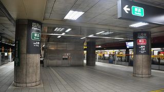 政治的に意味のある場所だけにホームの駅名表示も豪華な装飾がほどこされていた
