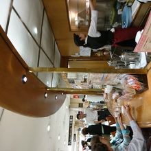 デパート食料品売場内のコーヒースタンド