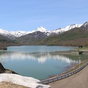 湖の向こうの残雪の山並の景色がすばらしかったです