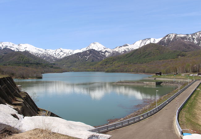 湖の向こうの残雪の山並の景色がすばらしかったです