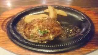 150gのやわらかハンバーグとサラダバーで満腹