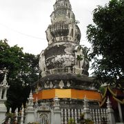 白い仏塔が特徴的