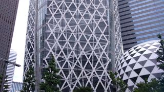 曲線を豊富に使い、かつガラスだらけでたいへんユニークで大好きです。