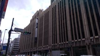 屋上の休憩スペースはきれいで、重宝します。