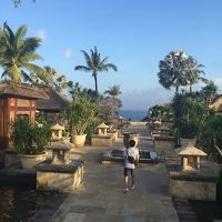 メインロビーから海側へ下る