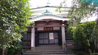 金色の文字で書かれた鮮やかな看板！