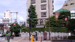 ごく普通の神社ですが、周囲の高層マンションなどの近代的側面と伝統的側面が仲良く共存しているところが、魅力です。