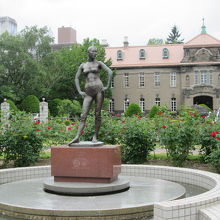 バラ園にある「若い女の像」