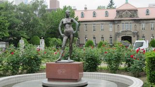 バラ園の西側にあります