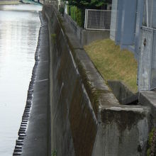 柳原土手跡の和泉橋周辺です。土手もコンクリートになっています