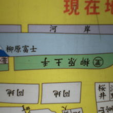 秋葉原公園の案内板の古地図にも、柳原土手跡の記載があります。