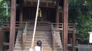 赤い門が目印　とにかく広い！