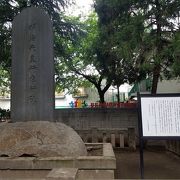 ふつうの公園に明治天皇の行在所の碑が立つ