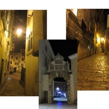 夜の石畳の路地・バルビ門