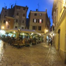 夜のレストランは賑わっています