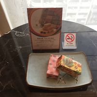 部屋出しのお菓子は有名なパイナップルケーキ