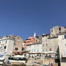 海からの旧市街地の海岸沿いの建物