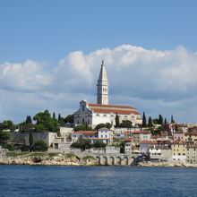 海から聖エフェミヤ教会を眺める