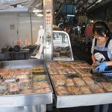 美味しそうな惣菜を売る店頭