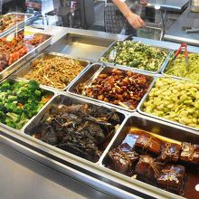 肉、野菜、魚などいろいろな食材を使った総菜が並ぶ