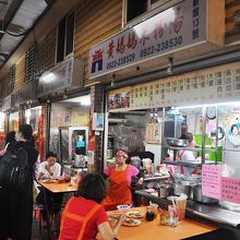 市場食堂もいくつかある。午後３時までが多い