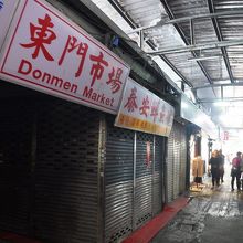 夕方になると、閑散とする市場内