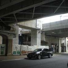 柳原通り架道橋の状況です。維持整備及び点検は、現在も続きます