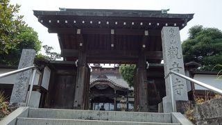 住宅街の静かな寺院