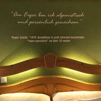 泊った部屋のベッド頭側の壁紙