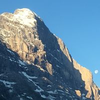 ベランダから見えるアイガーと月