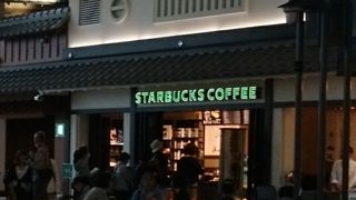 店内は狭いが店前がフードコートのようになっているので安心