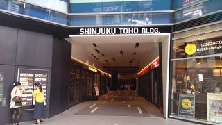 ゴジラ像がたいへん有名で、歌舞伎町らしく面白いです。