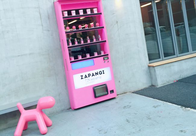 ZAPANGI  望遠洞  ピンクの自販機カフェ 