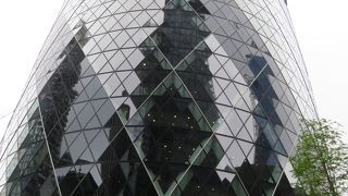 あだ名はThe Gherkin(ピクルスにする小型のキュウリ）