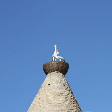 コウノトリの像