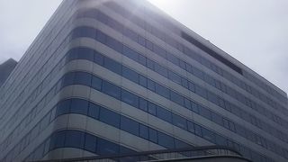 有楽町の駅の目の前にある