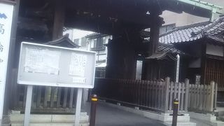 それでも歴史の風情を感じさせる黒ずんだ趣がとても良いです。