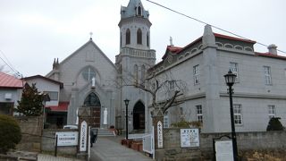 塔のてっぺんにある風見鶏がかわいい。