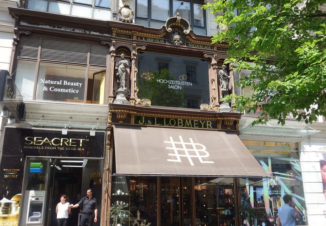 家族経営で一級品を扱うお店。クリスタルがすばらしい。