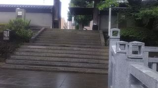 義士のお墓の前の門