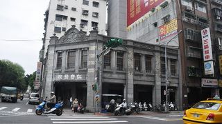 独特の建築様式の病院、門の上に立派な龍や動物の飾りが並ぶお宮、日本食堂など歩いて発見のある道だった