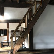 急な階段を横から見たところ