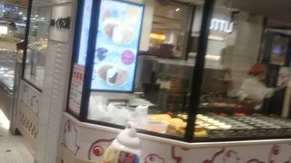 出来立てのたい焼きを買うことができます。