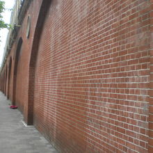 万世橋から昌平橋に向かう際、道路沿いに赤レンガの壁があります