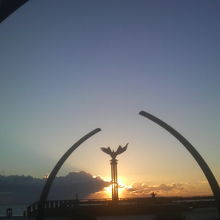 オブジェが並ぶテラスの先に朝日が登ってくる様子が見事でした