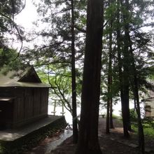 神社がすぐ脇にあります。