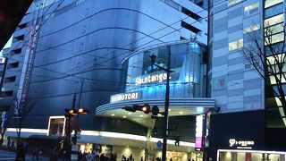 下通りアーケードの入口横、オシャレなテナントが多めです