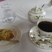 洋館の中を見たくて喫茶室へ、コーヒー一杯850円は高い！！！