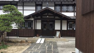 古民家を改装したワインショップも見どころ