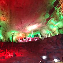 鍾乳洞の中はライトアップされています。